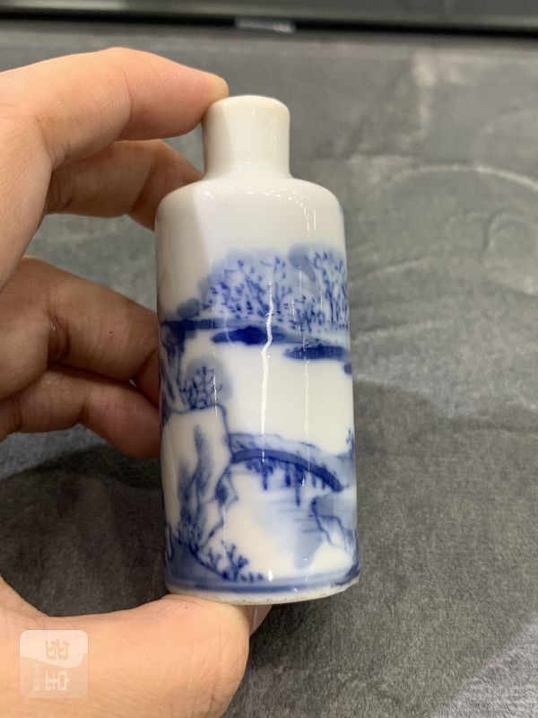 清晚期青花踏雪寻梅图鼻烟壶 - 图4